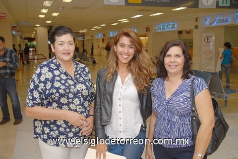 03072010 Madrid. Laura Martínez y Cynthia Herrera son despedidas por María Elena de Herrera.