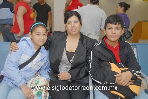 03072010 Cancún. De vacaciones se fueron Gabriela de Prado, Hazel y Jorge Prado.