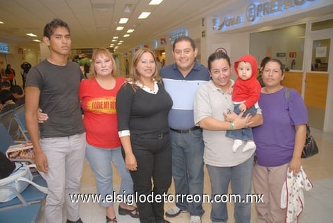 03072010 Ciudad de México. Iván Reséndiz Martínez; Carmen Treviño y Jesús Daniel Reséndiz Treviño son despedidos por Laura, Ángeles, José Ángel y Claudia Treviño.