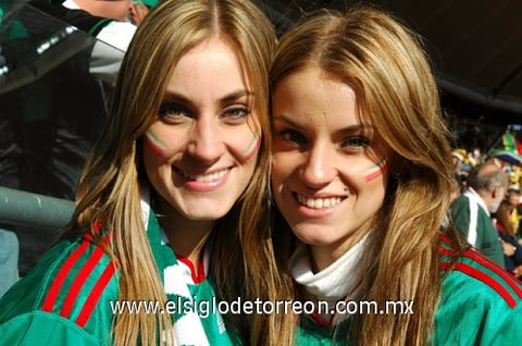 04072010 Las laguneras Elena y Mariana en Johannesburgo, donde disfrutan del Mundial Sudáfrica 2010, en el estadio Soccer City. EL SIGLO DE TORREÓN /  RAMÓN SOTOMAYOR C.