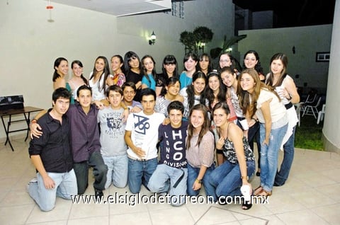 04072010 Paola Valle e Ivanna Khawly festejaron sus cumpleaños, rodeadas por sus mejores amigos.