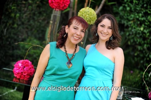 04072010 Paty junto a su futura suegra Kenny de Morales.