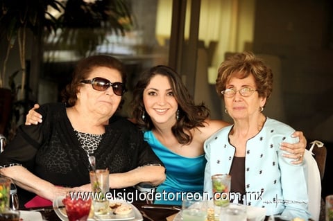 04072010 Paty Lugo en compañía de sus abuelitas Estela y Carmelita.