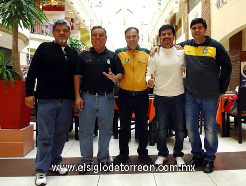 04072010 En Johannesburgo fueron captados los laguneros Pedro Félix, 'Perica' Valdés, Alejandro Ponce, Héctor Juárez y Roberto Felizardo, originario de Brasil, antes del partido México-Argentina.