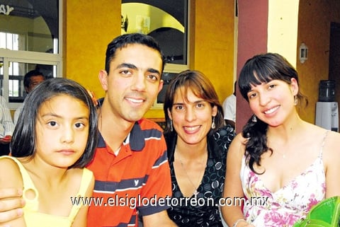 04072010 Mariana, Ricardo, Lupita y Yenny.  EL SIGLO DE TORREÓN / CRISTINA CARRILLO