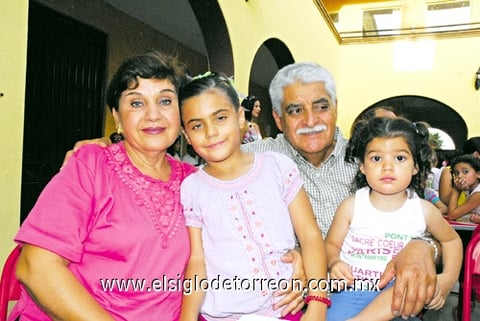 04072010 Juanita y Marcelino García con sus nietas Ichivonne y Natalia Bustos.
