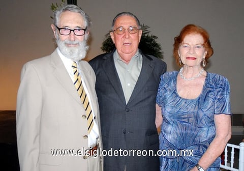04072010 Donald Blair y Francisco José Madero junto a la escritora Kathryn Blair.
