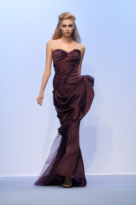 Una modelo desfila con una creación de la colección Otoño-Invierno 2010/11 de Christophe Josse.