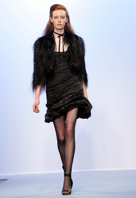 Modelo luce la colección Otoño-Invierno 2010/11 de Christophe Josse.