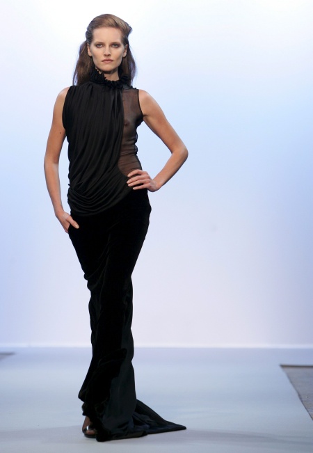 Modelos de Christophe Josse durante la Semana de la Moda de Alta Costura en Paris, Francia.