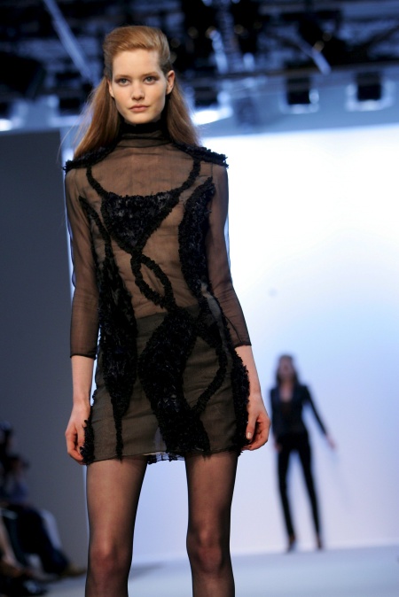 Colección Otoño-Invierno 2010/11 de Christophe Josse durante la Semana de la Moda de Alta Costura en Paris, Francia.