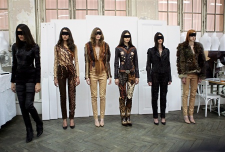 Varias modelos presentan diseños de la colección Otoño-Invierno 2010/11 de Maison Martin Margiela.