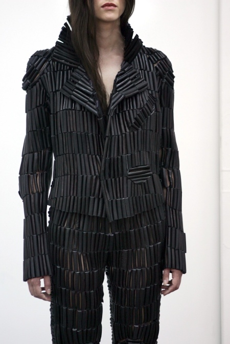 Modelo desfila una creación de la colección Otoño-Invierno 2010/11 de Maison Martin Margiela.