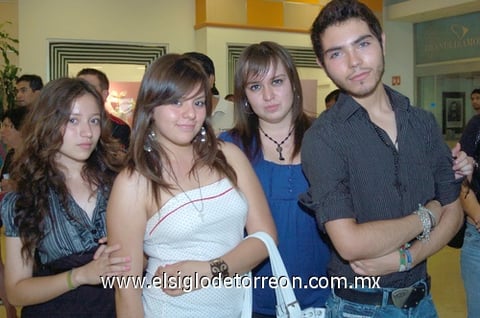 05072010 Bárbara, Michelle, Sandy y Jonathan Sosa.