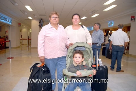05072010 Las Vegas. Beatriz Holguín y Alejandro Villagrana fueron recibidos por Carmen Medrano.