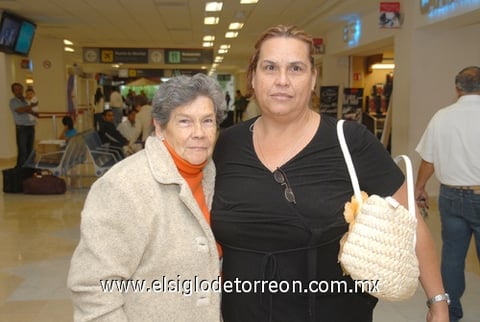 05072010 España. Claudia Flores y María del Socorro Velazco de Flores se despidieron de La Laguna.