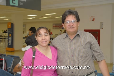 05072010 Ciudad de México. Leonardo Meza Aguirre fue recibido por Eva Anaya Nevárez.
