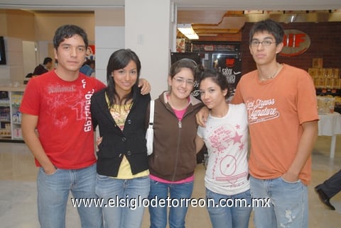 05072010 Bienvenidos. Mauro Isacc Briones, Gisela Gutiérrez, Cristy Álvarez, Ale Rebolloso y Manuel Pineda.