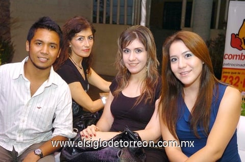 06072010 Memo Serna, Lucy Canales, Gaby y Cecy Quintana, presenciaron reciente pasarela.