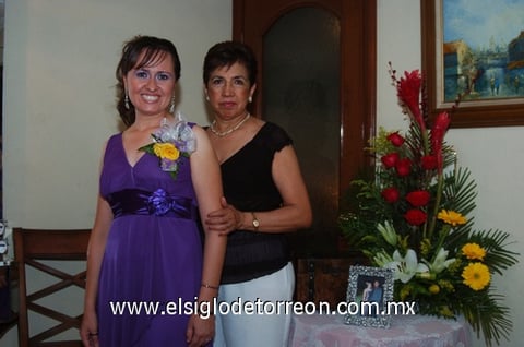 06072010 Mónica María Hernández Ruiz el día de su despedida de soltera junto a la señora Gamboa, anfitriona del festejo.
