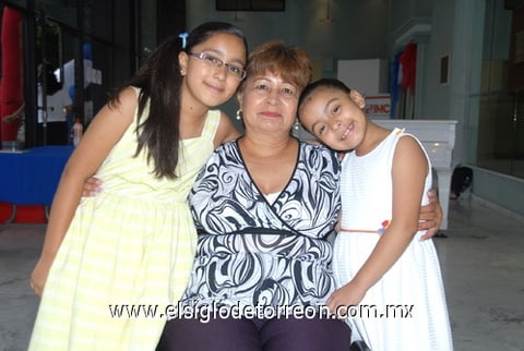 06072010 María Concepción Ríos Ortiz con sus nietas Sofía Alejandra y María de Fátima.
