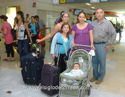 06072010 Cancún. Marily Frausto, Marily Talamantes y Vanessa Talamantes, fueron recibidas por Manuel Frausto.