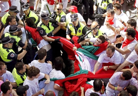 El inicio de la fiesta fue empañada cuando separatistas vascos alzaron una bandera para demandar que terroristas convictos sean trasladados a prisiones más cercanas a sus familias.
