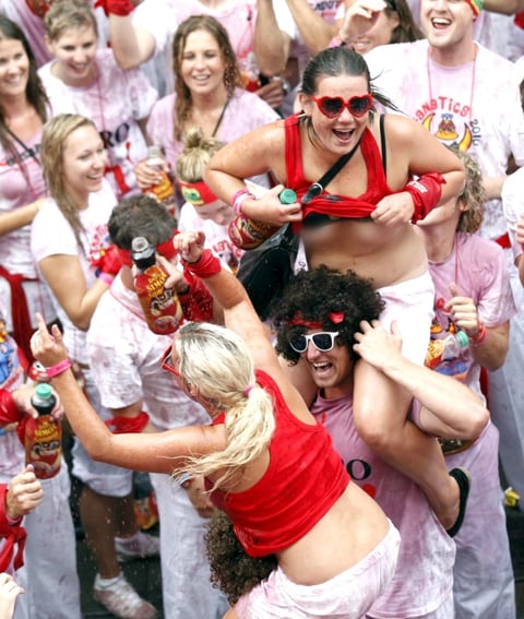 Varias mujeres mostraron sus pechos a los miles de asistentes en la fiesta de los sanfermines.
