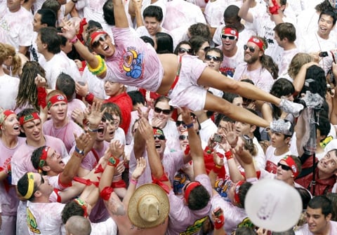Los encierros de toros, una carrera de 800 metros por las estrechas calles del casco antiguo, que ha causado la muerte de varias personas en todas las ediciones de esta fiesta tradicional.