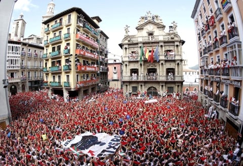 El festival inició con el tradicional grito de '¡Viva San Fermín!' desde el balcón del Ayuntamiento, seguido por los fuegos artificiales del llamado 'chupinazo'.