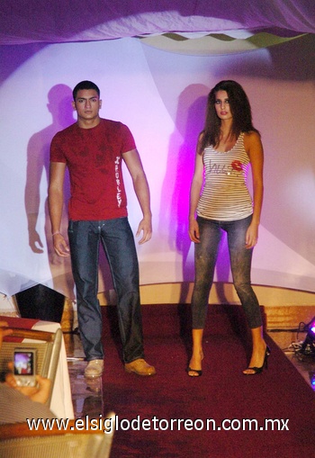 07072010 Pasarela. Chicas y chicos laguneros modelaron las distintas prendas de los patrocinadores, representando prestigiadas marcas.