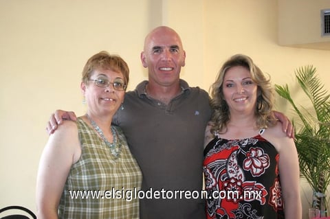 07072010 Claudia, Rolando y Bere, durante una reunión con motivo del aniversario del grupo de natación del Club San Isidro.