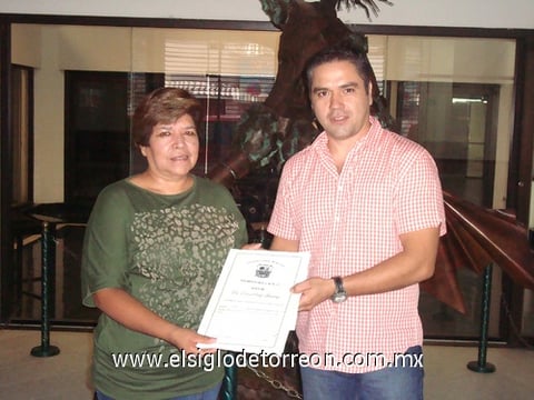 07072010 Alma Rosa Favila Bretado al momento de recibir las escrituras, correspondientes al premio del 'Primer Gran Sorteo Gana Casa con los Chobis de la Suerte de El Siglo de Torreón', de manos de Mario Mijares, responsable del sorteo.