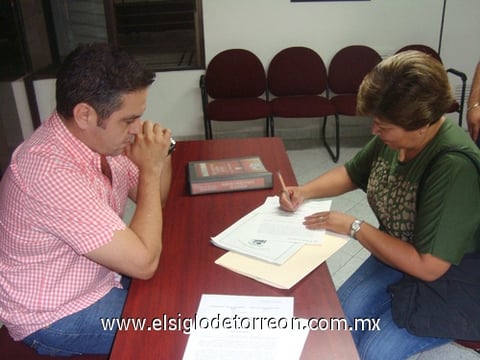 07072010 Alma Rosa Favila Bretado al momento de firmar de recibido su gran premio.