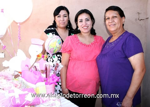 07072010 Liliana Valadez de Cardona en compañía de las anfitrionas de su festejo de canastilla: Dolores de Valadez y Dulce de Sandoval.