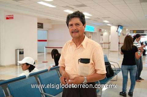07072010 Ciudad de México. José Carmen Muñoz, se despidió de su familia en La Laguna, ya que en el Distrito Federal lo esperan unos asuntos de trabajo.
