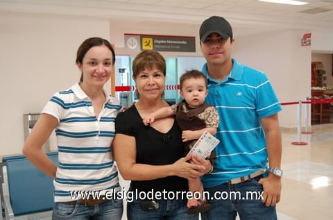 07072010 Europa. Irma Medina disfrutará de unas vacaciones por lo que se despidió de Ale, Diego y César Martínez.