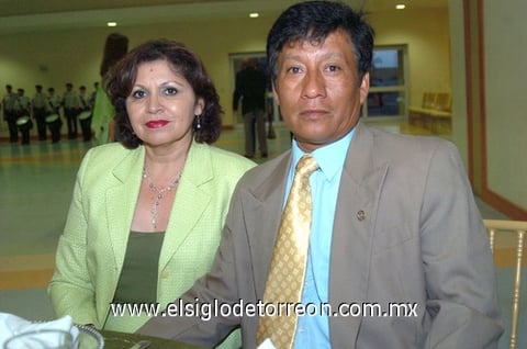 08072010 Angélica y su esposo Adrián López.