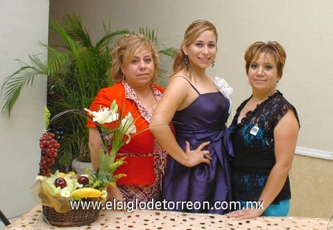 08072010 Lilia Elena Guerrero Orozco junto a su mamá Rosa Lilia Orozco y su futura suegra Martha Isabel Jiménez Reyes.