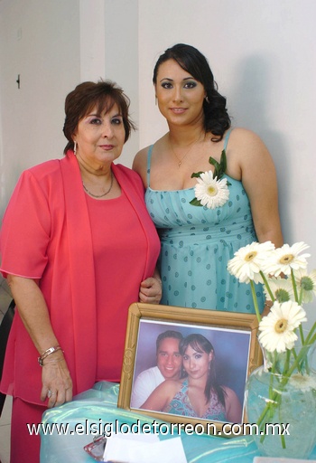 08072010 Diana López Márquez el día de su fiesta prenupcial junto a su mamá, Sra. Carolina Márquez de López.