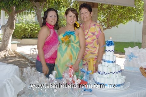 08072010 Brenda Viesca en su fiesta de regalos para bebé en compañía de Martha Palomares y Martha Viesca.