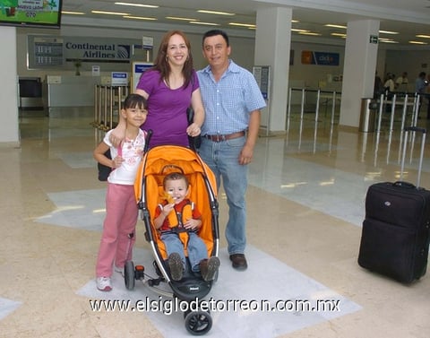 08072010 Toluca. De paseo viajaron Karla, Valeria y Emilia, quienes fueron despedidas por Adrián.