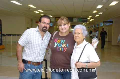 08072010 Sinaloa. Luis Vargas Reed despidió a Vanessa Reed y Rafaela Villegas.