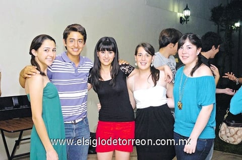 09072010 Mary Fer, Memo, Paola, Andrea y Alicia, fueron captados por la lente de El Silgo, al momento en que convivían en reciente evento social.