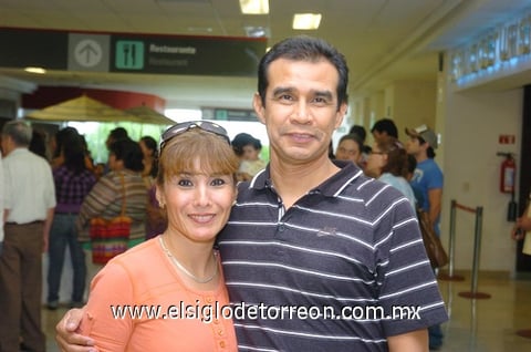 09072010 México. Corena de Maldonado recibió a su esposo Luis Ángel Maldonado, quien regresó a casa después de permanecer por algunos días en la Capital de la República.