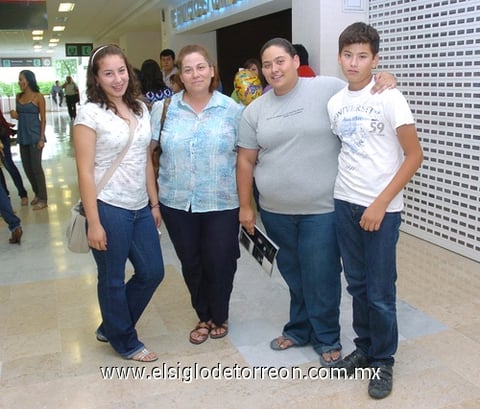 09072010 Viajeros. Jaqueline Montero, Sandra de Fernández, Sandra Fernández y Armando Fernández.