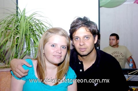 10072010 Velia y Javier disfrutaron de deliciosa comida en un restaurante de la localidad.