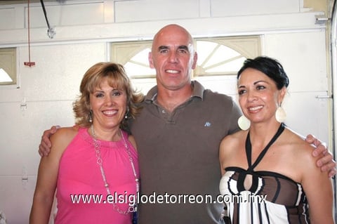 10072010 Paty, Rolando y Rocío, durante la convivencia con motivo del XV aniversario del grupo de natación al que pertenecen.