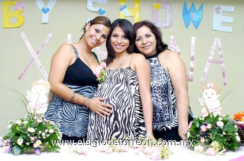 10072010 Liliana Martínez de Dávila en compañía delas organizadoras de su fiesta de canastilla: Rosa María Jiménez y Elizabeth Martínez.