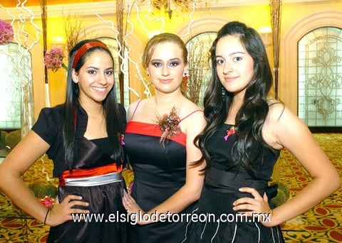 10072010 Ariana Rentería Maldonado en su festejo prenupcial junto a sus hermanas Carolina y Clarissa Rentería.